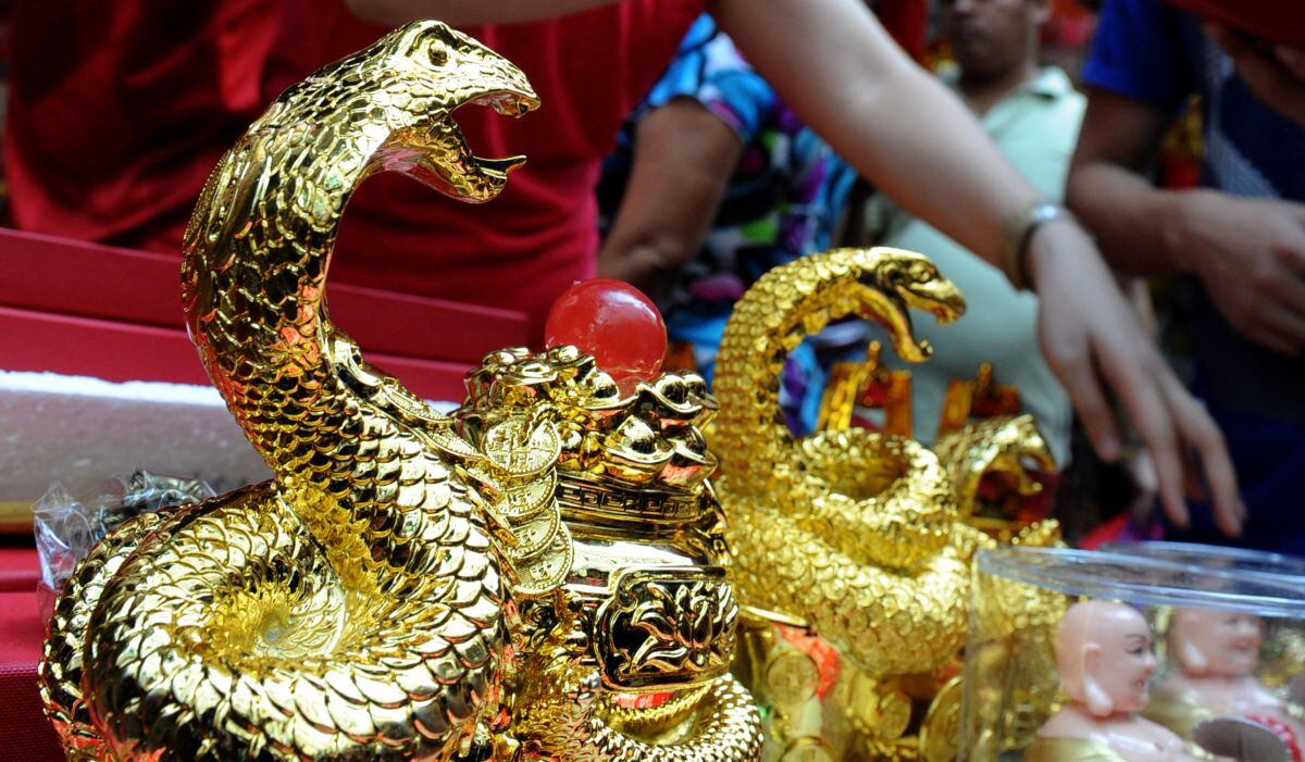 Adornos de serpientes a la venta en vísperas del Año Nuevo Lunar Chino de la Serpiente, en la ciudad de China en Manila el 9 de febrero de 2013. (Foto: Jay Directo / AFP)