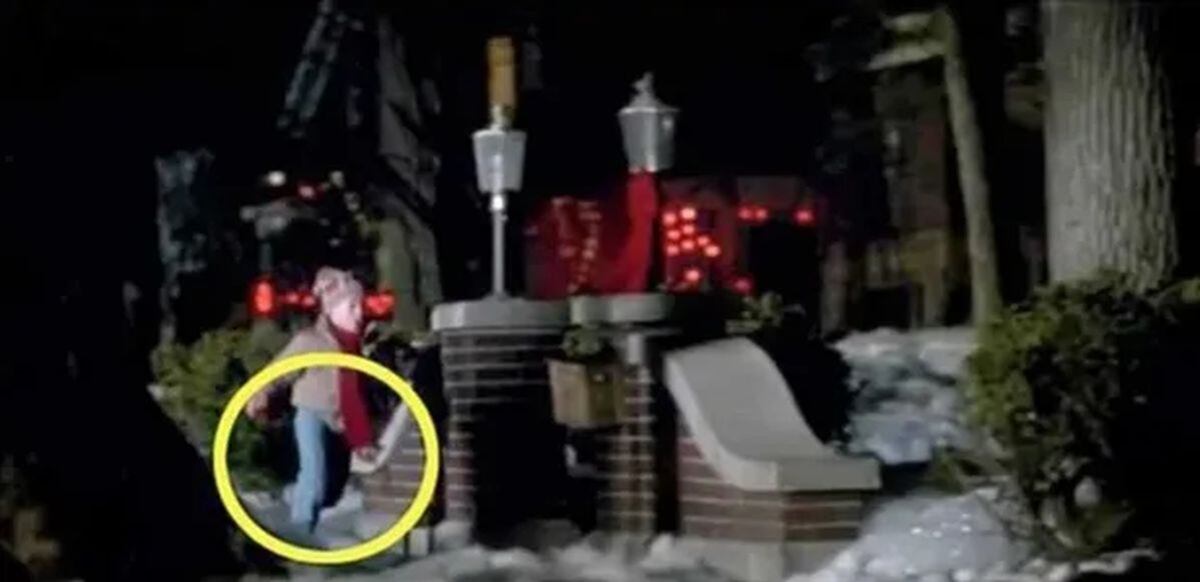 El error de continuidad cuando Kevin ahora tiene pantalones claros en "Mi pobre angelito" (Foto: Hughes Entertainment)