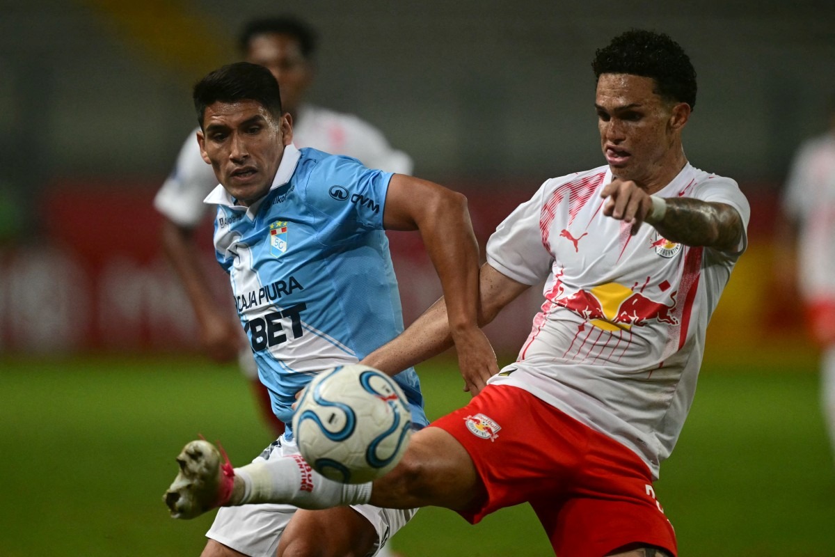 Sporting Cristal's forward #11 Irven Avila (L) and Red Bull Bragantino's forward #22 Gustavinho fight for the ball during the first leg of the Copa Sudamericana knockout round play-off football match between Peru's Sporting Cristal and Brazil's Red Bull Bragantino, at the Nacional stadium in Lima, on July 22, 2026. (Photo by ERNESTO BENAVIDES / AFP)