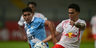 Sporting Cristal's forward #11 Irven Avila (L) and Red Bull Bragantino's forward #22 Gustavinho fight for the ball during the first leg of the Copa Sudamericana knockout round play-off football match between Peru's Sporting Cristal and Brazil's Red Bull Bragantino, at the Nacional stadium in Lima, on July 22, 2026. (Photo by ERNESTO BENAVIDES / AFP)
