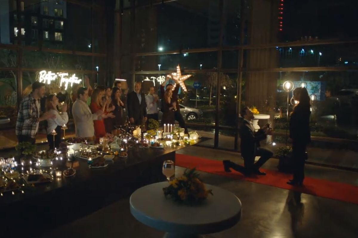 Serkan le pide la mano a Eda, pero ella lo rechaza (Foto: Love Is in the Air / MF Yapım)