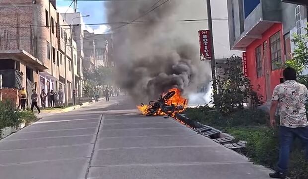 Un grupo de enardecidos pobladores quemó dos motos de la policía. Foto Ayacucho360
