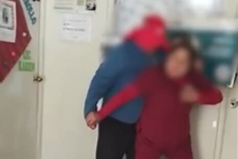 Pánico en Junín: Hombre rompe mampara de centro de salud, toma de rehén a obstetra y amenaza con cortarla...