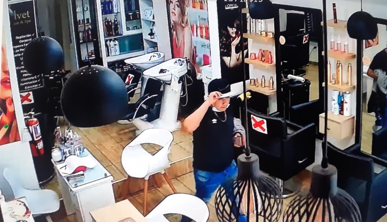 Jeanpierre Manuel Ponte Azañedo (19), ‘Loco Jeanpierre’, fue detenido por asaltar a clientes de una conocida peluquería y en la fuga también despojar de sus pertenencias, incluido una radio portátil a un sereno de Surquillo. (foto: TROME)