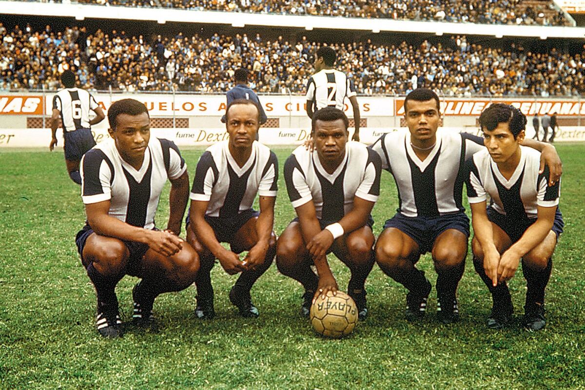 César Cueto se formó en las divisiones menores de Alianza Lima. Debuta profesionalmente en un partido contra Deportivo Municipal en la posición de puntero izquierdo. En esa época Alianza tenía una poderosa delantera integrada por Julio Baylón, Víctor ‘Pitín’ Zegarra, ‘Perico’ León, Teófilo Cubillas y ‘Babalú’ Martínez, por ello Cueto alternaba en algunos partidos. (Foto: GEC Archivo Histórico)