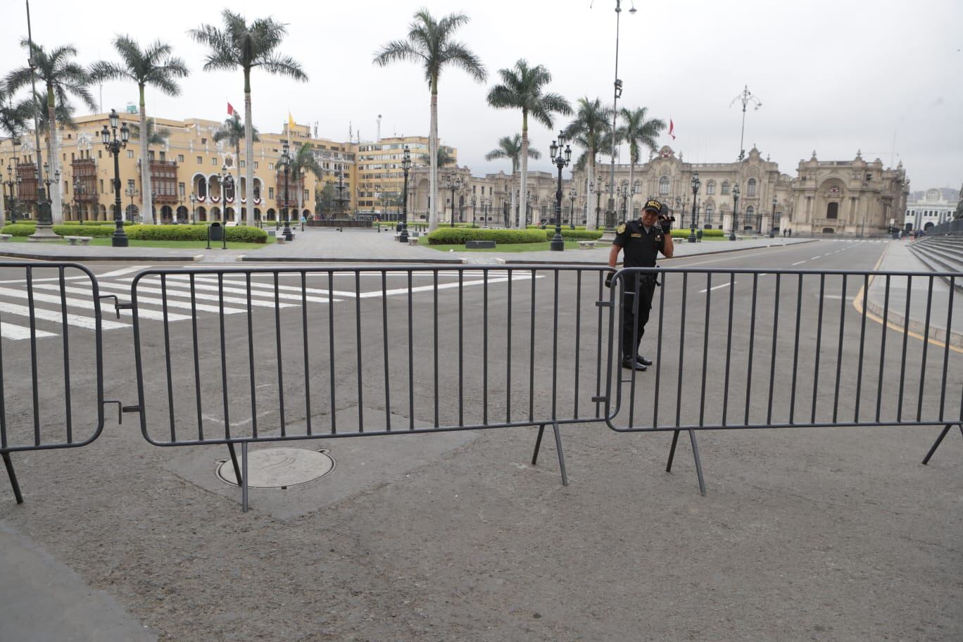 Gobierno vuelve a cerrar la Plaza de Armas como contingencia a próxima protesta. (Foto: Alessandro Currarino / @photo.gec)