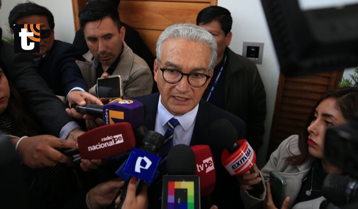 Exteriores de la casa de Alberto Fujimori su estado grave declara el congresista Alejandro Aguinaga. Foto: César Bueno @photo.gec