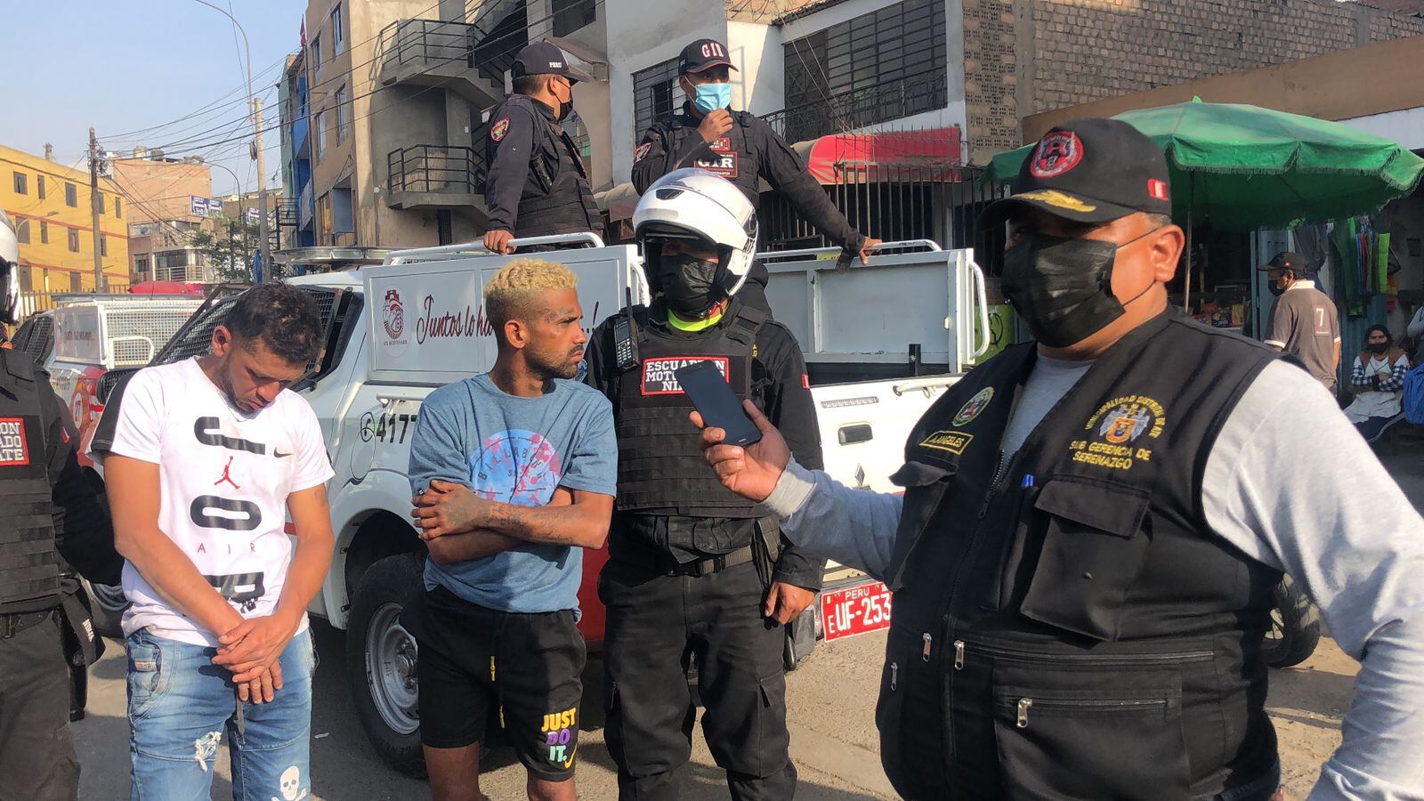 Serenos del grupo ‘Ninja’ del municipio de Ate atraparon a tres venezolanos, que asaltaron a una mujer y a su hijo.