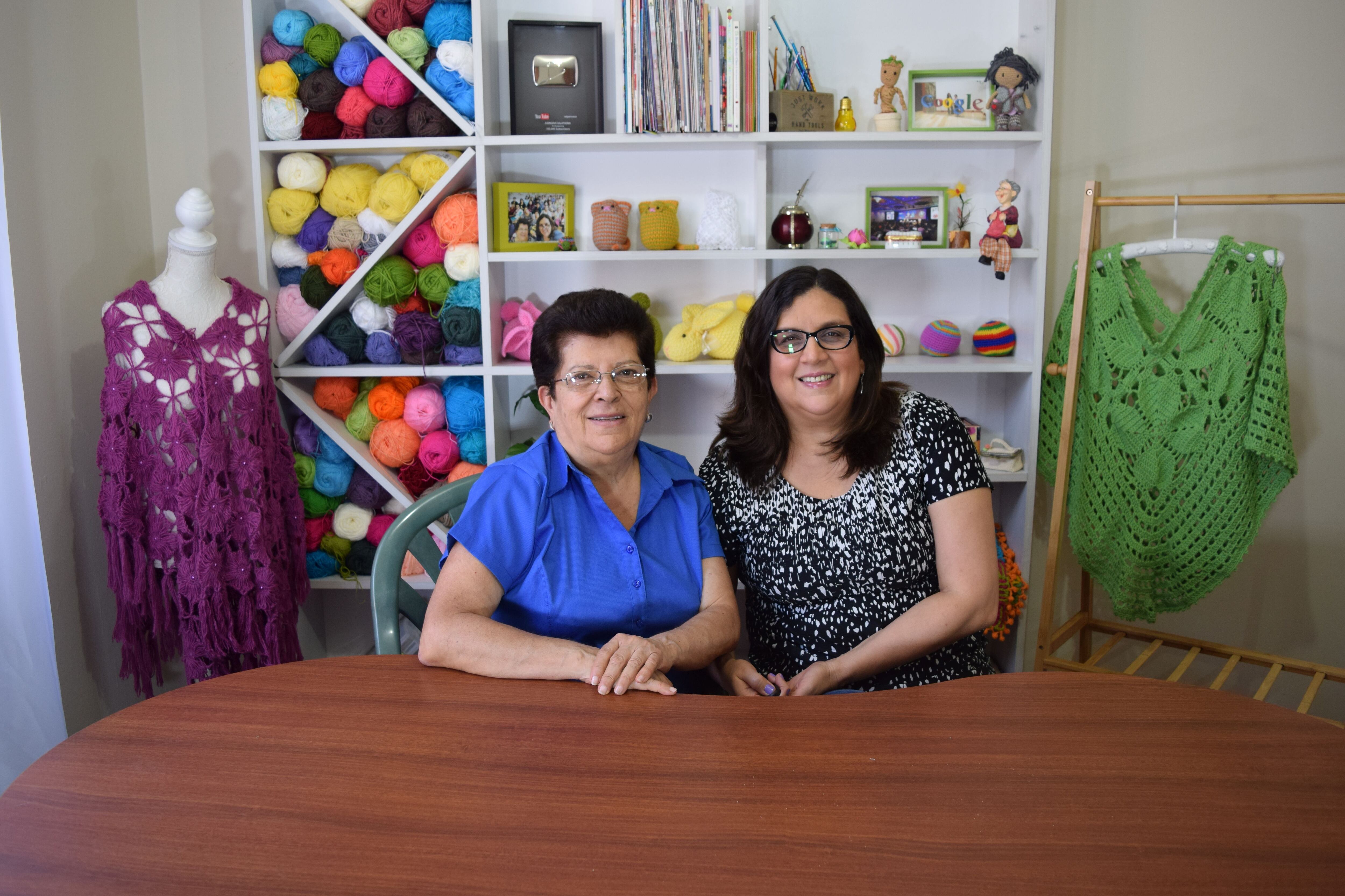 Esperanza y Ana Celia Rosas autoras del libro y del exitoso canal de YouTube Tejiendo Perú.