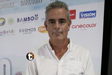 Julián Legaspi captado tambaleándose al salir de una disco: Manejó su carro y se habría pasado luces roja...