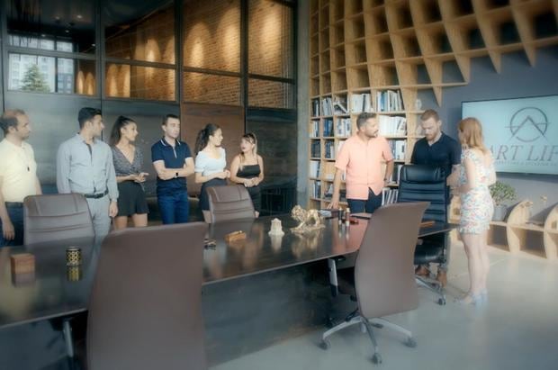 Serkan anuncia a los trabajadores que salvó la empresa y que vendió sus acciones (Foto: MF Yapım)