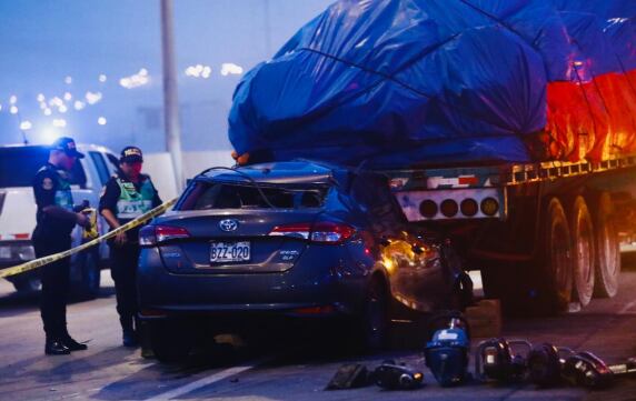 Panamericana Norte: auto quedó empotrado contra camión Foto: César Grados/@photo.gec
