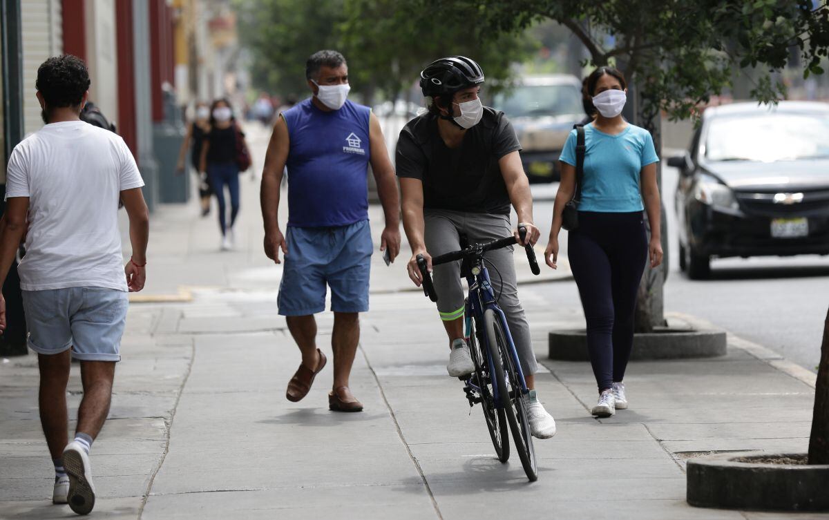 Solo se puede manejar bicicleta por la vereda en casos excepcionales.
Se debe ir por la ciclovía (Foto: Fernando Sangama / @photo.gec)