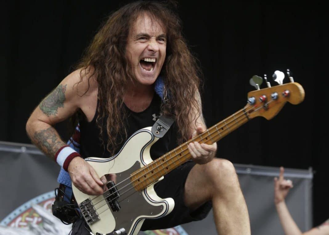 El bajista Steve Harris funda la banda británica de heavy metal Iron Maiden.