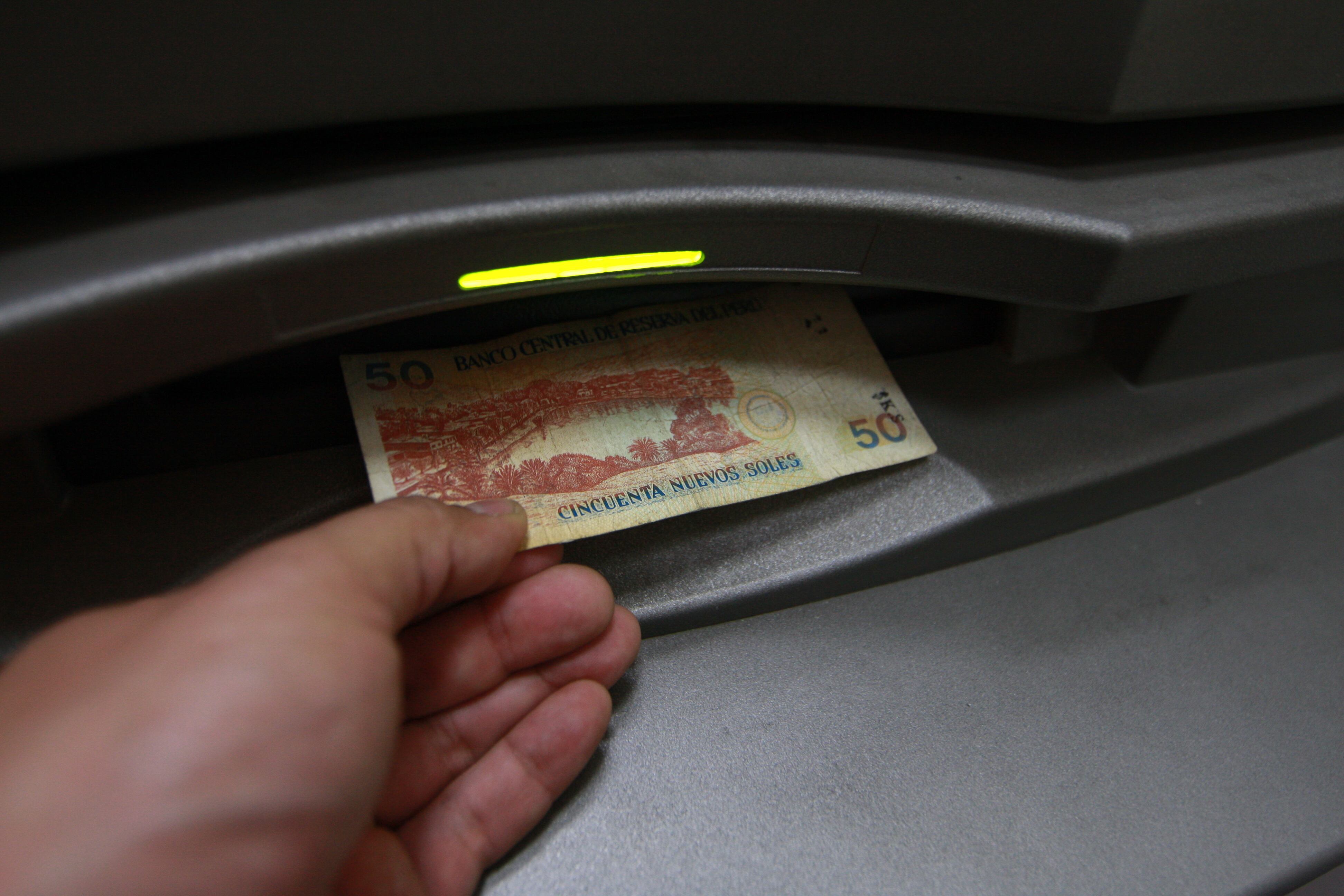 Persona retirando dinero de la CTS de un cajero automático (Foto: Archivo GEC)