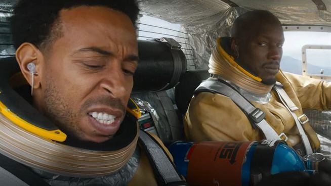 Roman y Tej viajan al espacio después de atar un cohete a un automóvil con la ayuda de Sean Boswell, Twinkie y Earl Hu de “Tokio Drift” (Foto: Universal Pictures)