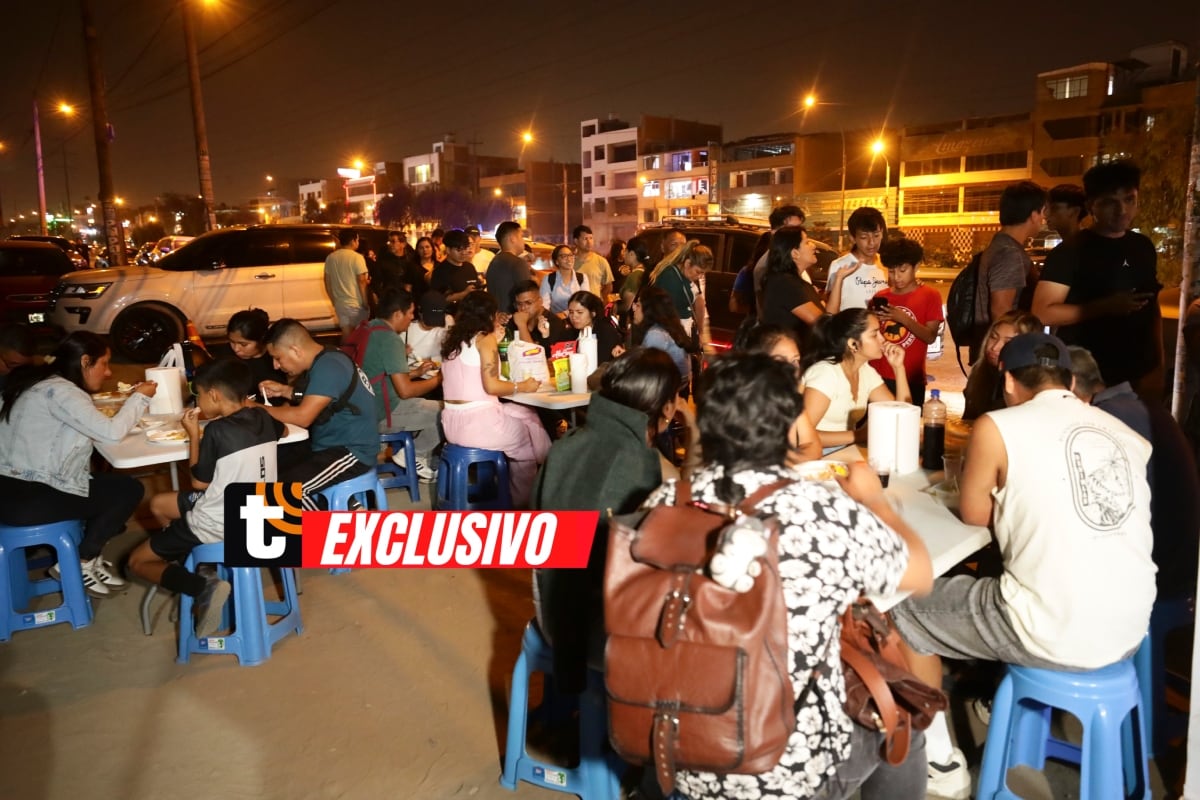 Familias enteras llegan de distritos aledaños y de todo Lima para probar la novedad del ceviche nocturno. Foto: Lenin Tadeo / Trome.