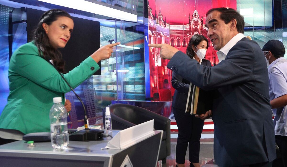 Veronika Mendoza y Yonhy Lescano protagonizaron un duro enfrentamiento, luego de que el acciopopulista mencionara que el jefe del partido Juntos por el Perú (antes Partido Humanista), en referencia al ex primer ministro Yehude Simon, está siendo acusado por actos de corrupción, cuando fue gobernador regional de Lambayeque. (Foto: América TV)