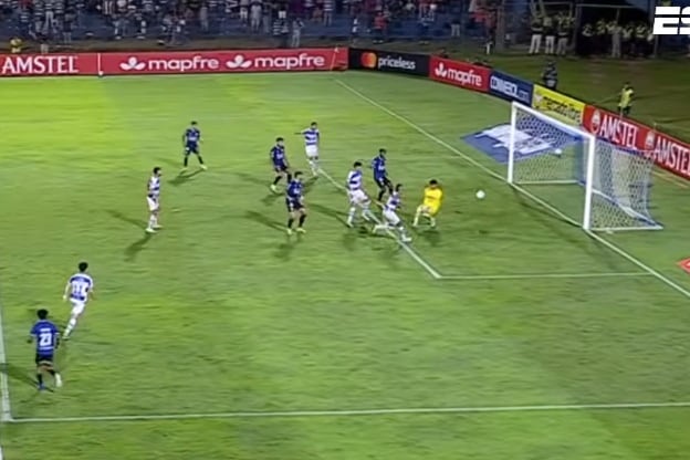 Ángel Ramírez fue figura ante Alianza Lima. Ante Sporting Cristal le tocó fallar. (Captura ESPN)