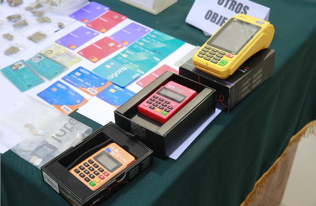 También tenían dos POS y varias tarjetas de crédito.