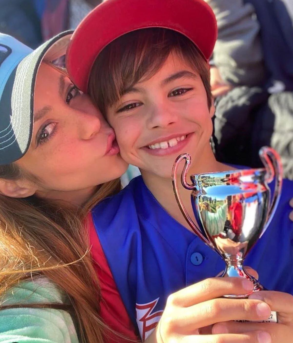 Shakira junto a su hijo Milan, que juega béisbol (Foto: Shakira/Instagram)