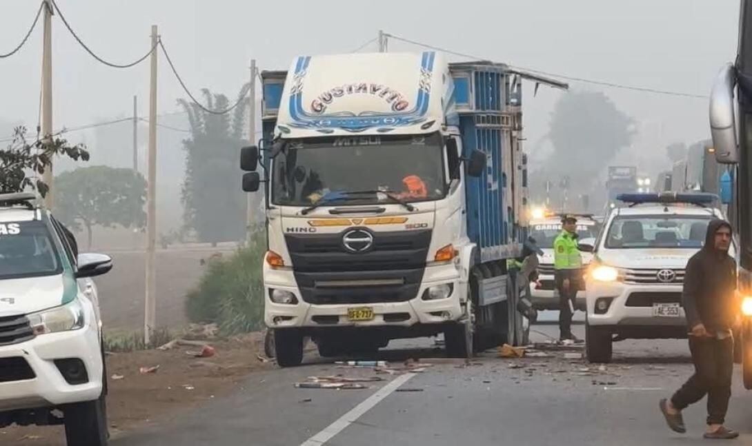 Bus de pasajeros chocó contra este camión y se llevó la peor parte.