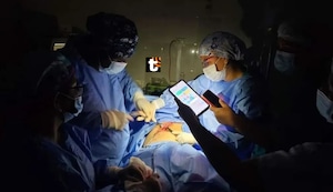 Iquitos: Médicos concluyen cirugía con luz de celulares durante apagón en hospital