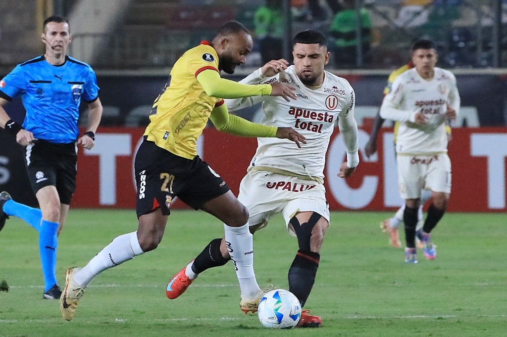 Barcelona's Brazilian midfielder #22 Leonai Souza and Universitario's Chilean midfielder #18 Rodrigo Urena fight for the ball during the Copa Libertadores group stage football match between Peru's Universitario and Ecuador's Barcelona at the Monumental "U" Marathon stadium in Lima, on May 14, 2025. (Photo by CONNIE FRANCE / AFP)