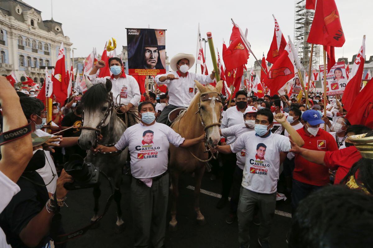 El entonces candidato Pedro Castillo hace su ingreso a la Plaza Bolognesi para su mitin de cierre de la primera vuelta electoral, acompañado del secretario del partido político Perú Libre, Vladimir Cerrón. Foto: Violeta Ayasta / @photo.gec