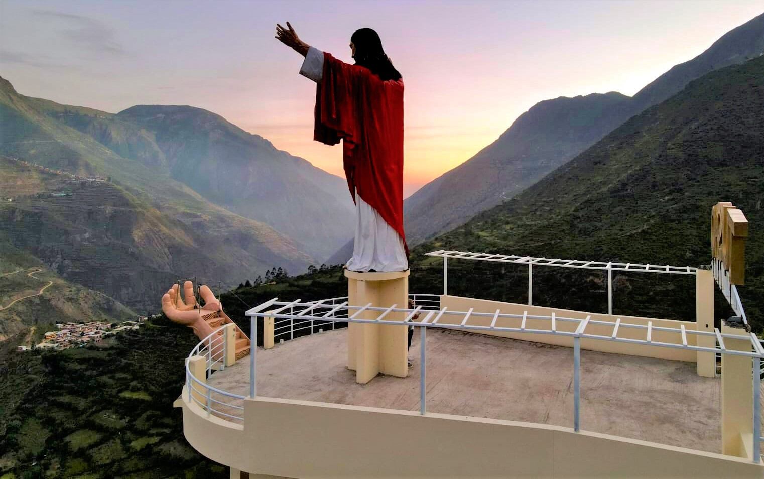 Tiene un mirador con la imagen de Cristo, de 8 metros de altura, rutas para trekking, dos cataratas y piscinas naturales, cabalgatas y espectáculos de caballos de paso y cuatrimotos.