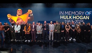 Los diez campanazos y la emotiva despedida de WWE al inmortal Hulk Hogan | VIDEO