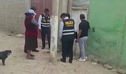 Dos hermanitos son hallados sin vide dentro de su casa en Ilo. Vecino los encontró.