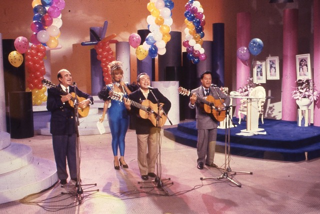 Entre 1992 y 1993 conduce el programa musical “El Mañanero” dedicado a la cumbia, donde realiza entrevistas y presenta a los artistas cultores de ese género. También realiza las turbos caravanas del Mañanero para el deleite de sus fanáticos que podían disfrutar en vivo a sus artistas favoritos. (Foto GEC Archivo Histórico)