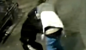 El Agustino: Impactantes imágenes de ladrón que balea a vigilante por resistirse a robo de su moto