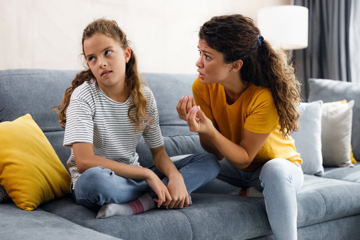 El temor a las reacciones de los chicos puede hacer que los padres toleren conductas que deben corregirse. Foto: Istock.