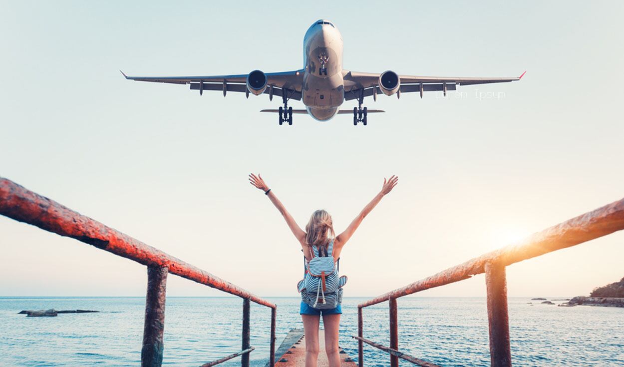 Una joven ve un avión pasar, durante sus vacaciones (Foto: Shutterstock)