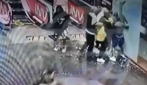 Robo en manada en Surco: Diez sujetos rompen mampara en centro comercial de El Polo y se llevan celulares de alta gama