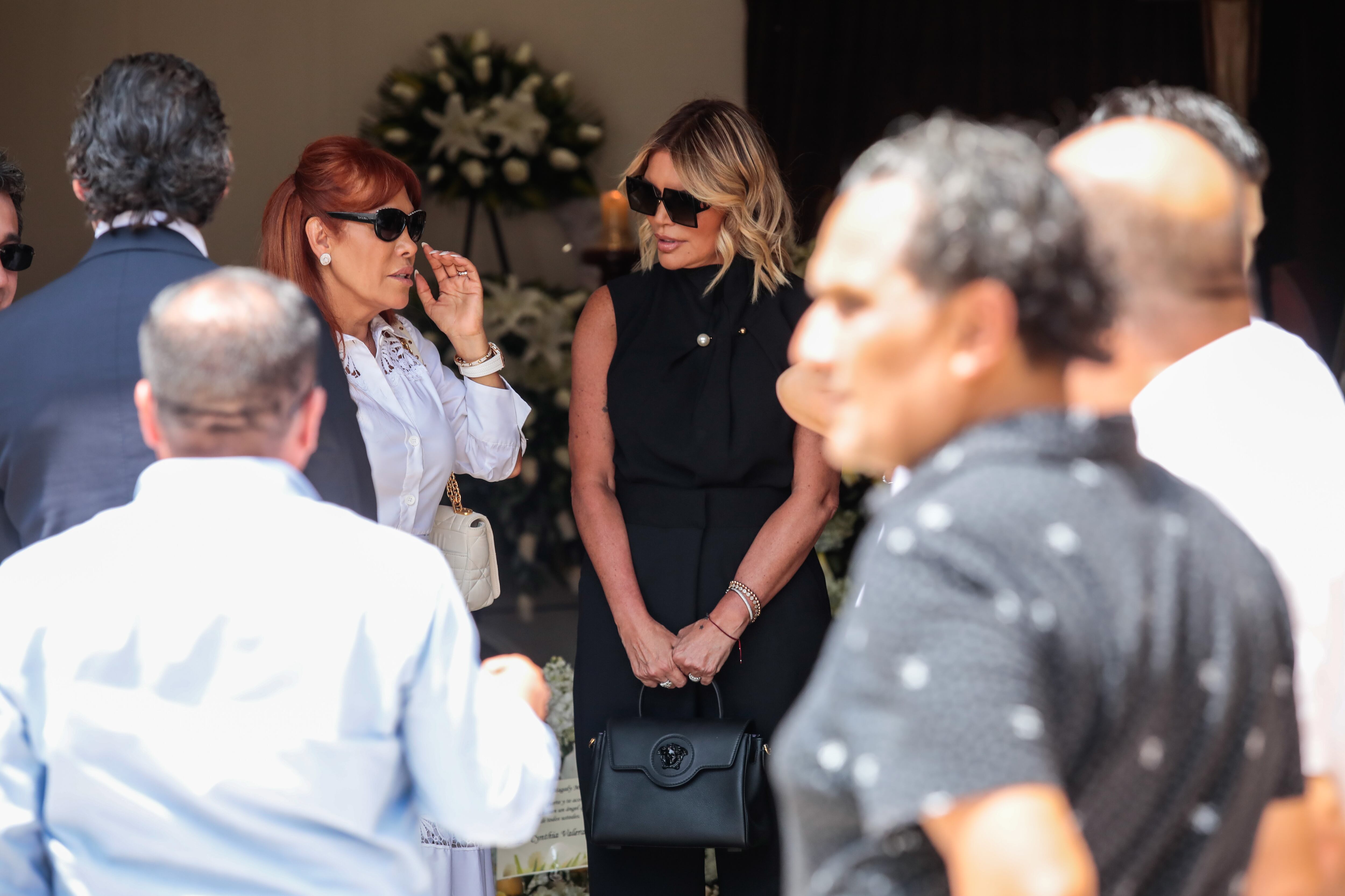 Magaly Medina y Jessica Newton en el velorio del padre de la urraca