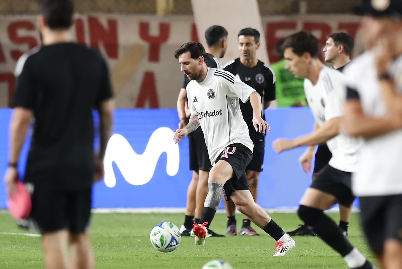 Lionel Messi ya la mueve en el verde del Monumental (Foto: GEC)