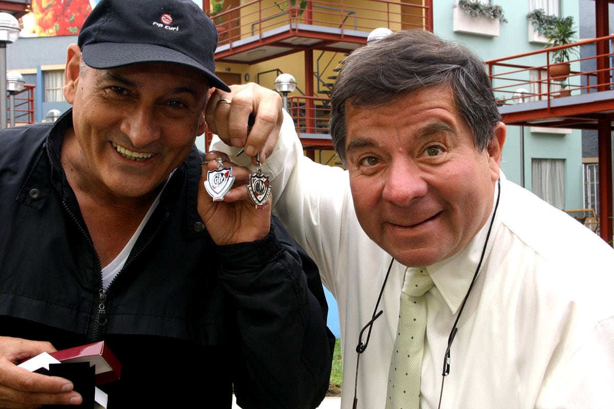 Entre 1999 y 2000, lideró el programa 'Los ambulantes de la risa' también en Panamericana Televisión, con el cual obtuvo buenos índices de audiencia, e incluso llegó a ser transmitido internacionalmente por la Cadena Sur. Desde 2001 hasta 2003 dirigió la exitosa serie 'Mil Oficios', protagonizados por Adolfo Chuiman y Aurora Aranda, que logró en algún momento un pico de hasta 50 puntos de rating durante su emisión.