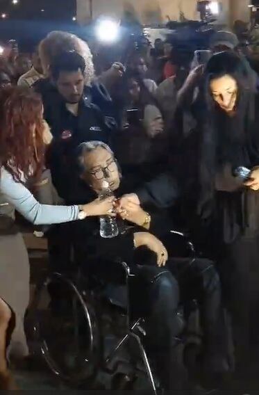 Jimmy Santi es trasladado en silla de ruedas en velorio de Manolo Rojas. (TikTok)