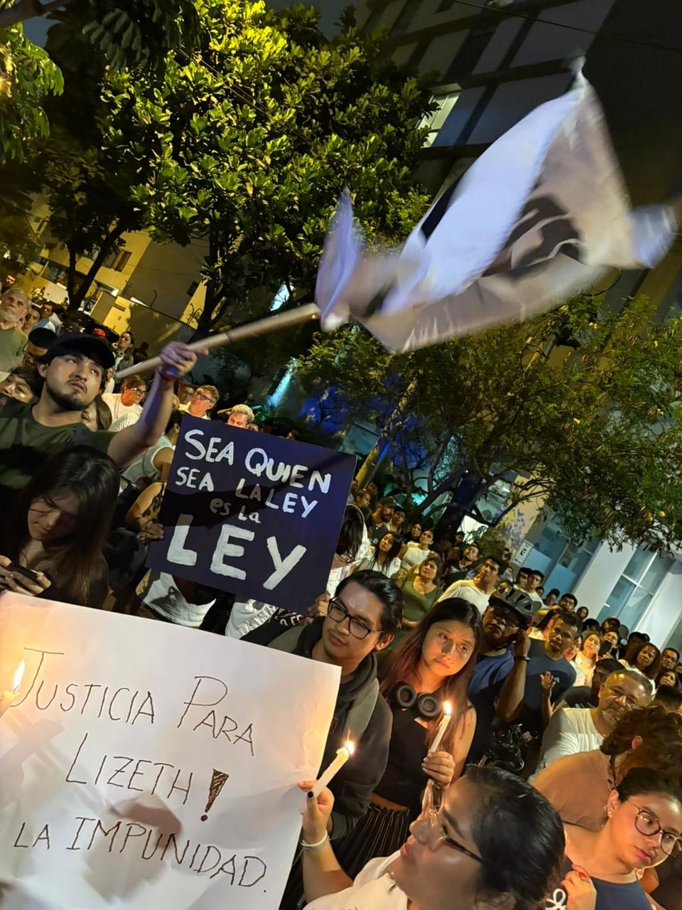 Al menos 300 personas hicieron un plantón en el lugar donde falleció Lizeth Marzano tras ser atropellada. Foto: Lady Gamarra.