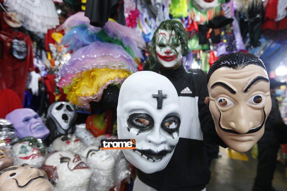Crece la demanda de disfraces ý máscaras para Halloween en el Mercado Central y Mesa Redonda. (Entrevista Isabel Medina / Fotos Violeta Ayasta / Trome).