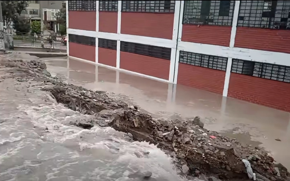 El agua ingresó al interior del plantel y arruinó el material y estructuras de drywall. (Captura SJL 360 -Noticias San Juan De Lurigancho)