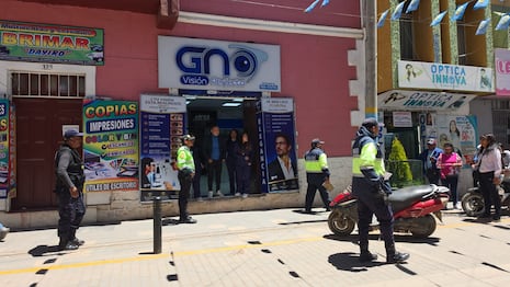 ¡DE TERROR! Cuatro ‘marcas’ roban mochila con dinero a esposos tras salir de banco en Juliaca