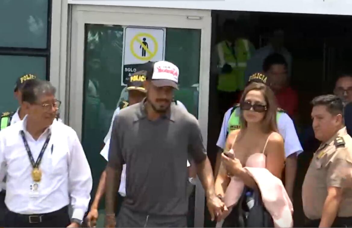 Paolo Guerrero salió por la puerta N° 3 del aeropuerto Jorge Chávez.