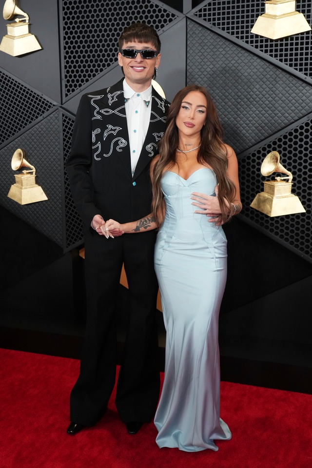 Peso Pluma y Nicki Nicole en la alfombra roja de los 66 Premios Grammy en Los Angeles. (Photo by Jordan Strauss/Invision/AP)