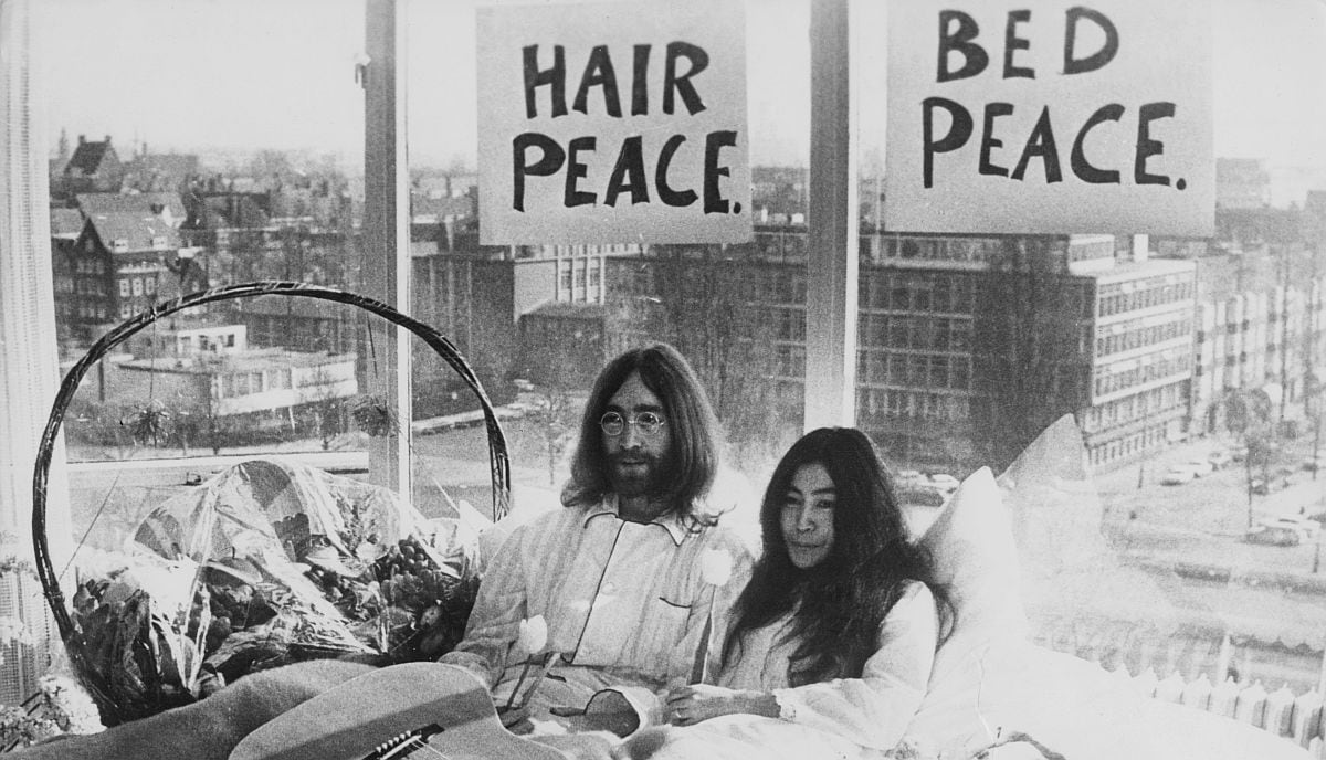 John Lennon y Yoko Ono estuvieron juntos durante el ataque al cantante británico. (Foto: Getty Images)