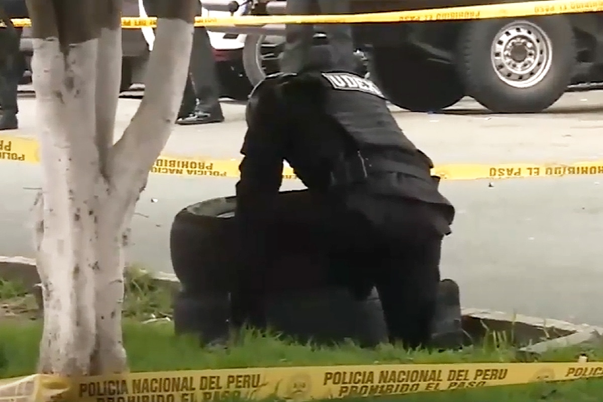 La Policía realizó una delicada labor para desactivar el aparato explosivo.