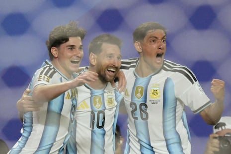 Argentina GOLEÓ 3-0 a Argelia con hack trick de Lionel Messi | VIDEO